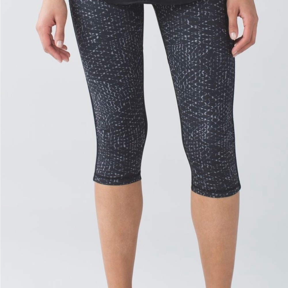 Lululemon crop 17” Samba Snake Leggings Battleship Black/Black